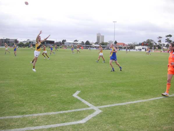 Richmond players were up in arms about not wearing their traditional jumper. Text & photo by Vin Maskell.