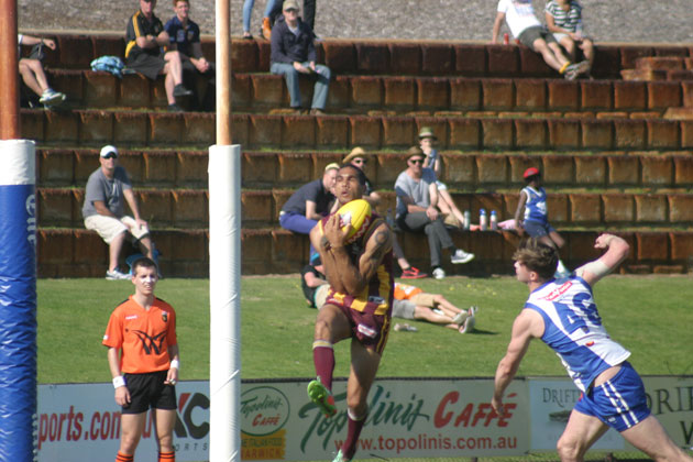 Shane Yarran, the most influential player in the prelim, marks close to goal. Photos by Les Everett